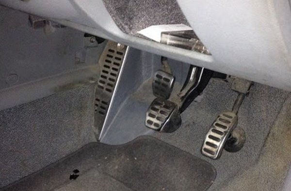 Може да се случи при нарушена херметичност на хидропроводите или при скъсано жило на съединителя. Но не значи непременно да търсите пътна помощ. 
Опитайте при изгасен двигател да включите на първа (или още по-добре на втора), запалете и се помъчете да потеглите колкото може по-плавно, стараейки се да не задавите двигателя. Да се кара на втора не е най-голямото удоволствие на света, но поне може да ви отведе до най-близкия сервиз. Този съвет върши работа на дълъг път, но не и в града, където постоянно се налагат спирания и потегляния. 
