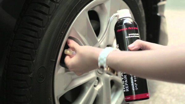 Тук няма да ви разкрием голяма тайна, като кажем, че най-простият начин е просто да вдигнете автомобила на крик и да подмените спуканата гума с резервната (преди потегляне проверете състоянието й). 
Но това невинаги е възможно. Някои по-съвременни автомобили нямат резервна гума. В други случаи пък българските дупки се оказват толкова качествени, че спукват по две гуми наведнъж. И в двата случая трябва да разполагате със средство да закрепите поне временно гумата, колкото да стигнете до вулканизатор. Най-лесният вариант е да разполагате с готов кит за ремонт, каквито се продават по бензиностанциите. Впръсквате в гумата специален спрей, който запушва временно пробива и ви осигурява стигането до сервиза. 
Полезно е също да имате в багажника компресорче, захранващо се от запалката, така че да донапомпате гумата. Не заемат много място и струват двайсетина лева.
