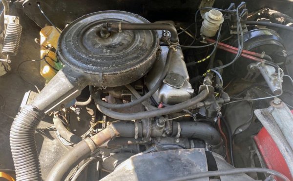 Вероятно се питате какво прави този двигател на Волга тук?  Той се сдобива с прякора „шлеп“ заради размерите на каросерията и характеристиките на управление. В крайна сметка неговият четирицилиндров двигател се отличава не само с архаичния си дизайн с по-нисък разпределителен вал, но и с не най-забележителната мощност - от 70 к.с. за 21-цата до около 100 к.с. за ГАЗ-24.
През втората половина на 70-те години обаче заводът в Горки активно започва да разработва нов модел, който трябва да има различен двигател. Другият е осемцилидрнов и V-образен, а не редова 4-ка, както при предишните модели Волга. Идеята за инсталиране на V8 двигател на Волга обаче бързо бива изоставена, което се дължи и на кризата с горивото.
