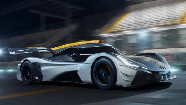 Цена: 7.5 млн. долара
777 Hypercar е "пистарка" с официална хомологация от FIA, самоносещо шаси от въглероден композит и впечатляващ дизайн. Задвижва се от 4.5-литров V8 с атмосферно пълнене, който може да се развърта до 9000 оборота в минута. Максималната мощност е 730 коня. 
