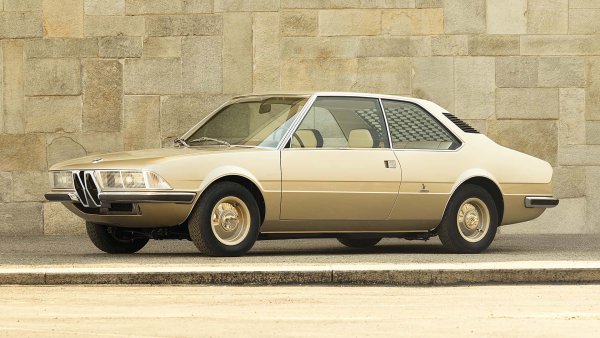 Концепция, която изчезна и след това се прероди: ето обобщение на историята на BMW Garmisch. Моделът е представен на автомобилното изложение в Женева през 1970 г. Следите обаче се губят после дълги години, за да бъдат пресъздадени от баварската компания през 2019 г.

Стилът на Bertone също е дело на Гандини, както може да се види и от характерното задно стъкло с панел от пчелна пита. Основата е BMW 2002 Tii, но италианският дизайнер създава нещо ново и оригинално. И така да предвиди формите на първото поколение BMW - Серия 5.