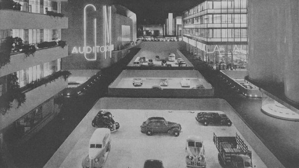 През 1939 година в Ню Йорк се провежда Световното изложение, като един от павилионите е подготвен със спонсорството на General Motors и прочутия индустриален дизайнер Норман Бел Гедес. "Футурама" е огромен модел на града на бъдещето: небостъргачи, булеварди, фонтани и - внимание - функционираща транспортна система.

Гедес, когото през 2012 година вестник "Ню Йорк Таймс" описва като "брилянтен дизайнер, майстор на стила и Леонардо да Винчи на ХХ век, измисля принципа, по който множество умалени модели на автомобили се движат в павилиона. Те се управляват от магнитно поле от жици, положени под пътната настилка.
