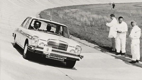 На 11 септември 1968 година, на тестовата писта на Continental - "Контидром", се провеждат първите изпитания на модела Mercedes 250. На полигона е изграден специален участък с жици под асфалта.

Автомобилът е оборудван със сензори за магнитно поле и мехатроника, които контролират волана и газта. Електрониката се "залепва" за магнитната "релса" и не позволява на колата да излезе от траекторията. Проектът е стартиран с цел автоматизиране процеса на тестване на гуми.

