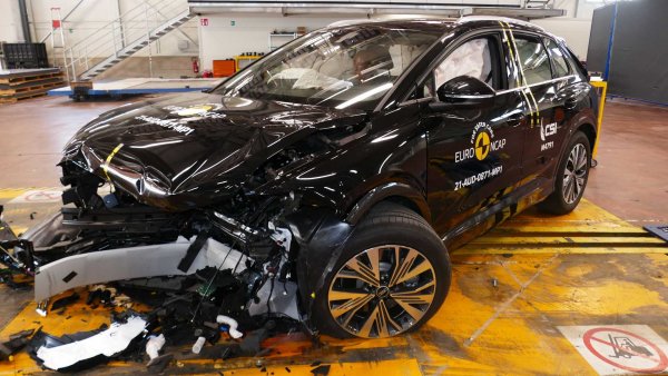 Третият модел, който получава пет звезди на EuroNCAP, е Audi Q4 e-tron. Изцяло електрическият SUV, който е базиран на платформата MEB на Volkswagen, се представя добре във всички категории. Единствено системата за защита на пешеходци и велосипедисти получава по-ниска оценка - 66%.

Защитата на възрастни и деца в превозното средство в случай на челен или страничен удар е отлична - съответно 93 и 89%. Системите за активна безопасност също се представиха добре, като тяхната оценка е 80%
