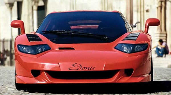 Очите са огледалото на душата. А фаровете? Просто погледнете суперавтомобила Edonis от италианската компания B Engineering - в тези &bdquo;очи&ldquo; е цялата тъга на Вселената! Въпреки, че творението на бившия дизайнер на Bertone - Марк Дешан, се основава на шасито и агрегатите на невероятното Bugatti EB 110 Super Sport. За техническата страна на проекта са отговорни бившите служители на Bugatti, водени от брилянтния Никола Матераци, който преди това е работил като директор по развитието на Ferrari и Bugatti. Монококът от въглеродни влакна е покрит с алуминиево тяло, а в дизайна са използвани също кевлар и титан.

Но собственото тегло (1500 кг) е със 70 кг по-малко от това на донора по друга причина &ndash; спестени са от усъвършенствана трансмисия на всички колела. Следователно Edonis със задно задвижване е по-малко динамичен от място до 100 км/ч - 3,9 секунди срещу 3,3. Това е въпреки факта, че мощността на двигателя V12 се увеличава до 680 к.с. и 735 Нм (съответно 610 и 650). Агрегатът добавя обем и става 3,7 л и получава два големи IHI турбокомпресора вместо четири малки.