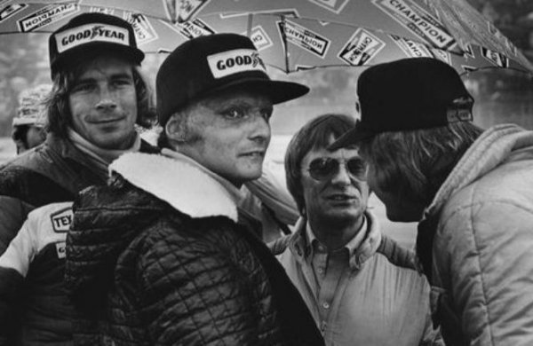 ВОЙНАТА FISA - FOCA. В края на 70-те Екълстоун се насочи срещу тогавашния управляващ орган във Формула 1, FISA, и битката твърде бързо стана лична и доста мръсна. Бърни искаше собствениците на отбори да имат повече контрол и по-голям дял от приходите. Шефът на FISA Жан-Мари Балестр, който дотогава управляваше шампионата като Краля-слънце, искаше статуквото да се запази. Бърни приложи класическите похвати от държавните преврати - блокади, бойкоти, изнудване на отделни служители на FISA. В Испания веднъж успя да уреди полицията да изгони хората на Балестр с извадени оръжия. Французинът го нарече "луд човек". Години по-късно пред един репортер Бърни призна, че смятал Адолф Хитлер за човек "който е знаел как се вършат нещата". 
На снимката: Бърни с Лауда и Хънт
