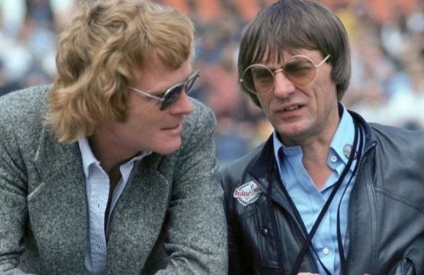 ВОЙНАТА С ТЕЛЕВИЗИИТЕ. Щом веднъж Бърни сложи ръка върху телевизионните права, той започна да преобразява безмилостно спорта. В началото, ако телевизията в една страна искаше да излъчва местното състезание, Екълстоун я задължаваше да излъчи и всички останали от календара - почти безплатно. Междувременно се зае да модифицира състезанията така, че да са благоприятни за телевизионно излъчване - макар чисто спортните аспекти да страдаха от това. Когато аудиторията набъбна в пъти, той започна да предоговаря условията с телевизиите. Поиска им пари, при които почти не им оставаше шанс да излязат на печалба. Но никой не му отказа, защото Бърни вече бе изградил една от най-многобройните телевизионни аудитории в света. 
На снимката: Бърни с приятеля си Макс Моузли, когото пробута за шеф на FIA