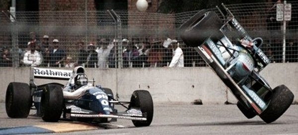 ГРАН ПРИ НА АВСТРАЛИЯ, 1994. Шумахер с "Бенетон" водеше в класирането, но само с точка пред Деймън Хил ("Уилямс"), който при това се намираше в силна серия. Шумахер тръгна добре и водеше, но в 35-ата обиколка допусна грешка, излетя и едва се върна на пистата. Хил използва случая да го изпревари, но Михаел въобще не се поколеба и просто го удари целенасочено. И двамата отпаднаха, а Шумахер стана световен шампион. 
