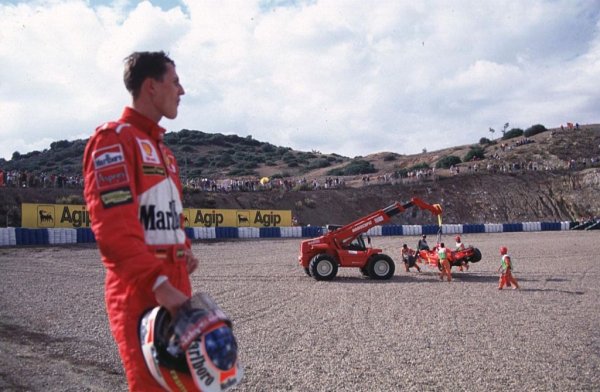 ГРАН ПРИ НА ИСПАНИЯ, 1997. Всички изпитаха deja vu, когато в последното състезание за сезона Шумахер влезе с точка аванс пред Жак Вилньов от "Уилямс". Преди състезанието Вилньов разправяше наляво и надясно как Шумахер няма да посмее да направи същото като с Хил, понеже вече ще предизвика прекалено недоволство. Шумахер, разбира се, направи същото. Само че този път не му се получи - неговият болид заседна в чакъла, а Вилньов успя да докара своя "Уилямс" до финала и взе титлата. 
