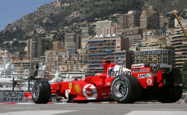 ГРАН ПРИ НА МОНАКО, 2006. Кеке Розберг нарече това "най-мръсното нещо, което съм виждал във Формула 1". Трикът на Шуми в самия край на квалификациите и досега изглежда шокиращ. След като навъртя време, което на този етап му даваше пол позишън, Михаел просто паркира своето Ferrari в най-тясната част на трасето. Квалификациите бяха прекратени и Шумахер наистина спечели първа позиция. Поне докато инцидентът не бе разгледан от инспекторите и германецът не бе пратен за наказание да стартира от последна редица. 
Впрочем любопитно е, че две години по-рано, след унищожителното цунами в Индонезия, Шумахер бе сред първите, притекли се на помощ, с чек за 10 милиона долара. При това дарени тайно - за жеста се разбра случайно чак след година. 