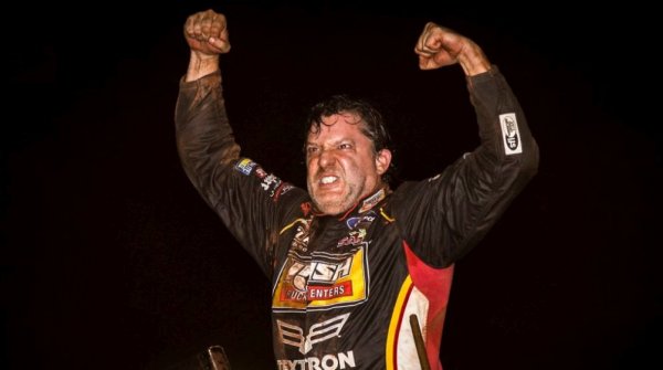 Роден през 1971 в Кълъмбъс, Индиана, Антъни Уейн Стюърт е трикратен шампион в NASCAR, но ще го запомним не толкова с победите, колкото с мръсните трикове, и с навика при катастрофа да изскача от колата и да гони онзи, който според него я е предизвикал, с размахани юмруци. Първата му жертва в NASCAR бе Кени Ъруин - той намали, очевидно смятайки да се извини, но Стюърт не му даде възможност - направо се промуши през предпазната мрежа на прозореца, за да му удари едно кроше. Наричаше конкурентите си пред камерите "тъп задник", "откачалка", "идиот", "малък изрод". Наруга дори спонсора си Goodyear - "не могат ли да направят гума, която да струва повече от лайно?", и собствените си фенове - "кретени". 
