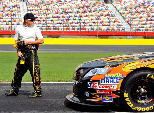 НАСКАР. Отритнат от Ф1, Кими отиде отвъд океана, за да си пробва силите в сериите за пикапи NASCAR Top Gear 300. Но още с дебюта му в Шарлът нещата тръгнаха на зле - бутилката му се оказа празна на старта, бяха разменени обиди, после Кими по радиото уведоми целия си тим: "Такива лайна сме, че не е за вярване", и само минута по-късно се блъсна в стената, завършвайки 27-и. Сезонът на Райконен в Америка приключи с нула победи, нула подиуми и нула интерес от други отбори, затова той се върна в Европа. 
