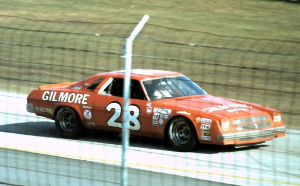 ДЕЙТОНА 500, 1976. Фойт завъртя една обиколка със смайващата средна скорост от 300.57 км/ч, за да спечели първа позиция. Но когато инспекторите провериха колата му, подушиха нещо съмнително. Оказа се, че хитрецът Ей Джей е монтирал нелегален буустер с азотен оксид. Естествено, отнеха му първата позиция. 
