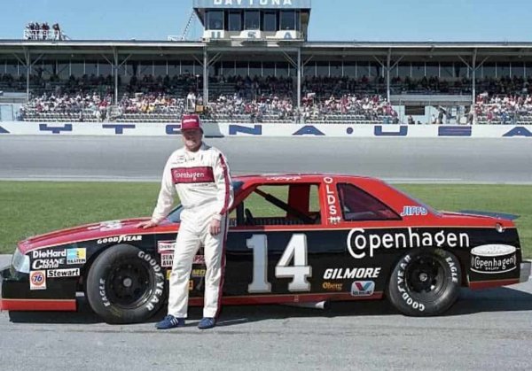 ТАЛАДЕГА 500, 1988. На Фойт, който по това време е вече 53-годишен, три пъти е показан черен флаг за твърде агресивно каране. Но той отказва да намали, после влиза в бокса с пълна скорост и едва не прегазва събралите се маршали, след което отива пред феновете за няколко димни "врътки". 
