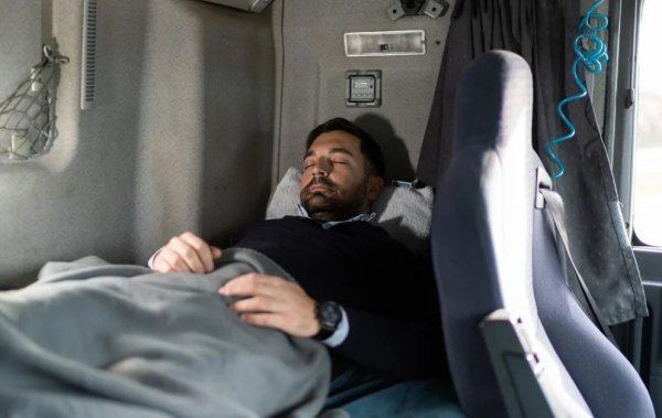 Един от необичайните случаи се случи в Германия. Шофьор на камион получи глоба от 150 евро за нарушаване на спокойствието през нощта в къмпинг на камион със силно хъркане. Съседите на паркинга се обърнаха към полицията с оплакване за шума, който се чуваше от кабината на колата. Полицията пристигна на мястото и се увери, че наистина хърка, като наложи глоба за нарушаване на тишината. 