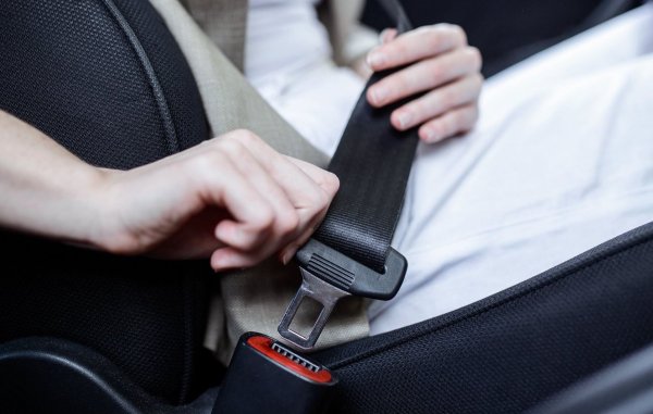 В Мелбърн жена шофьор беше глобена със 150 австралийски долара (около 100 долара) за нарушаване на правилата за носене на предпазен колан. По време на проверката полицаят забеляза, че коланът е твърде хлабаво закопчан, поради което не осигурява подходяща сигурност. Жената се опита да се оправдае, като каза, че коланът е твърде дълъг и неудобен за нея, но това не я спаси от глоба. Австралийското законодателство изисква стриктно спазване на правилата за носене на колан, независимо от дължината му.