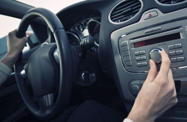 В Марсилия шофьор беше глобен с 200 евро за слушане на музика твърде силно на паркинга на търговски център. Полицията, патрулираща в района, забелязва, че музиката идва от колата на голямо разстояние и разпозна, че това е нарушение на обществения ред. Шофьорът се опита да се оправдае, като каза, че просто чака жена си, но това не помага за смекчаване на наказанието. Френските закони стриктно регулират нивата на шума, особено на обществени места.