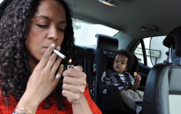 Във Великобритания шофьор беше глобен с 50 паунда за пушене в кола с деца в нея. Според британското законодателство пушенето в кола в присъствието на непълнолетни е строго забранено от 2015 г. и нарушаването на това правило се наказва с глоба. Шофьорът се опита да се оправдае, като каза, че прозорците са отворени, но законът предвижда наказание дори и в този случай, тъй като тютюневият дим все още влияе върху здравето на децата.

