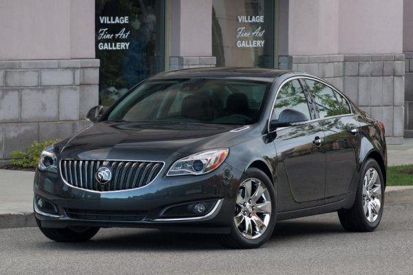 General Motors надминава себе си при бейдж-инженеринга, след като дава легендарното американско име Buick Regal на леко променен Opel Insignia. Странното в случая е, че този модел няма никакво отношение към германската марка. Той се появява през 1973 година, а през 80-те години получава "зли" модификации като Grand National/GNP с турбокомпресор.
