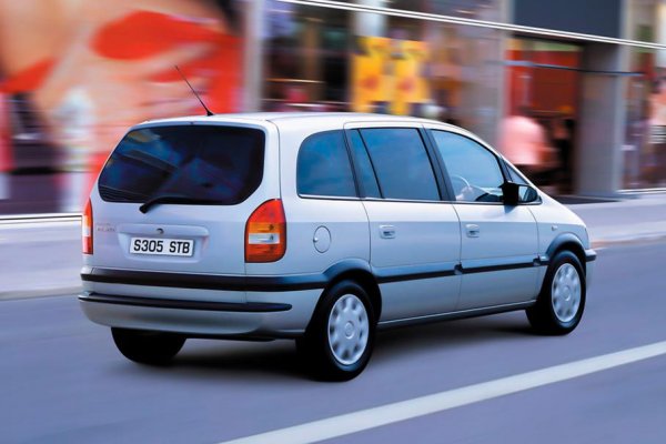 Разбира се, в колата няма нищо от Subaru. Компактният ван със 7 места се произвежда в Тайланд и умишлено е лишен от всичко, което сме свикнали да виждаме в колите на японската марка. Няма двигател "боксер" или система за задвижване на четирите колела - само 2,2-литров редови мотор с 4 цилиндъра, развиващ 147 к.с. и предно предаване.

Копието на Opel Zafira става причина за сериозен конфликт в дилърската мрежа Yanase & Co, която продава германския оригинал в Япония. След спиране на Travia компанията Subaru готви подобен модел, но в крайна сметка се спира на комбито Exiga (2008-2018 година).