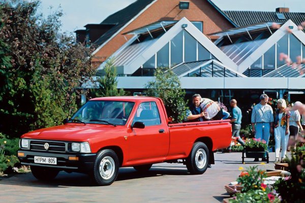 Пикапите също могат да се маскират отлично под чужди марки. Достатъчно е да си спомним Renault Alaskan и Mercedes-Benz X-Class, които са изградени на базата на Nissan NP300 Navara. Има обаче и по-любопитен пример - в края на 80-те години шефовете на Volkswagen решават да включат в гамата си пикап с товароподемност до 1 тон. На свой ред Toyota иска да увеличи присъствието си в Европа и така се появява пикапът Taro.