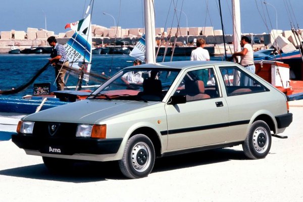 В историята на Alfa Romeo има страници, които феновете на марката със сигурност искат да изгорят и забравят. Сред тях е и модел Arna, която се появява в началото на 80-те години по чисто законодателни причини. В този период държавите в Европа искат да защитят своята продукция и ограничават вноса на коли от Япония. Това е пречка за Nissan, който се опитва да се наложи на Стария континент въпреки законодателните пречки.