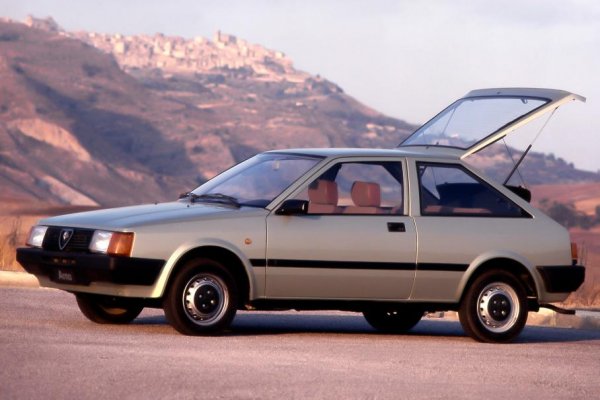 Гордата и независима Alfa Romeo също се опитва да попълни гамата си, като се нуждае от модел, които да се конкурира с Volkswagen Golf и Lancia Delta. Така срещата с Nissan става неизбежна и през 1980 година е създадено съвместното предприятие AR.N.A. S.p.A. Резултатът от това е появилият се през 1983 година хечбек Arna, който се сглобява в Италия и е изграден на базата на Nissan Cherry N12.

Машините изглеждат идентично, но технически са доста различни. Alfa Romeo поставят на своя клонинг 4-цилиндрови "боксери" и скоростни кутии от по-стария Alfasud. Компанията залага и на собствен кормилен механизъм, но предно окачване и спирачната система за на Nissan.