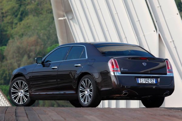 Всъщност, това е първият опит на Fiat Chrysler Automobiles да продава на Стария континент американски коли с европейски емблеми и той се оказва неуспешен. Големият седан със задно предаване и 3,6-литров V6 Penastar или 3,0-литров турбодизел VM Motori се оказва губещ проект. Той така и не привлича на своя страна лоялната към европейските марки аудитория. Не помагат нито историческото име, нито скъпия и луксозен кожен салон.