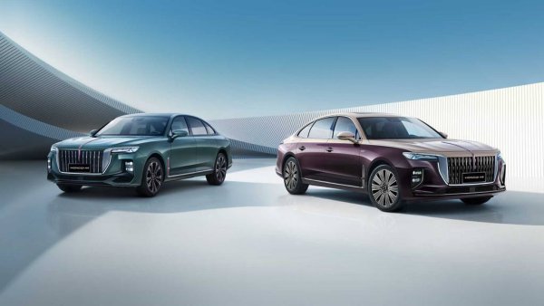 Флагманът на Hongqi (поне между предлаганите в България модели, иначе в Китай на върха на гамата е струващият близо милион евро Guoli). 
H9 е луксозен седан, дълъг 5.14 метра - само с два пръста под актуалните Audi A8 и Mercedes S-Class - и с 3.06-метрово междуосие. 
Това и единственият от четирите модела у нас, който не идва с двулитров мотор - вместо това получавате 3-литров V6 с механичен компресор и директно впръскване, който тук развива 322 конски сили мощност, 445 Нм максимален въртящ момент и максимална скорост от 245 км/ч. 
