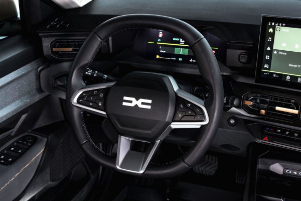 Тук е мястото да споменем, че Striker ще разшири малко географията на Dacia. Досега моделите на марката се правеха или в Румъния, или в Мароко, но този ще идва от Бурса в Турция, от завода на Renault-Oyak, който преди това правеше Megane и Clio. 
