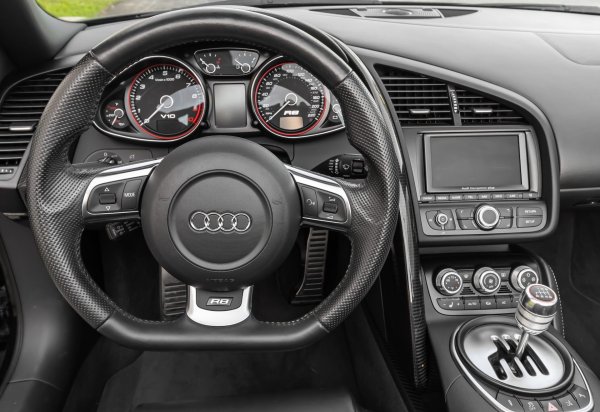 Освен това този автомобил е десетина пъти по-евтин, а и разликата в мощността не е чак толкова голяма - 552 к.с. срещу 603 на Porsche Carrera GT.
