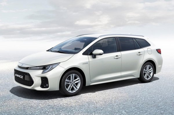 Ако Swace ви изглежда познат, това е защото пред вас има просто ребрандирана версия на комбито Toyota Corolla. Моделът е част от няколкото общи между двете марки, като ще се задвижва и от същата хибридна система на Corolla, включваща 1,8-литров бензинов двигател и електромотор.