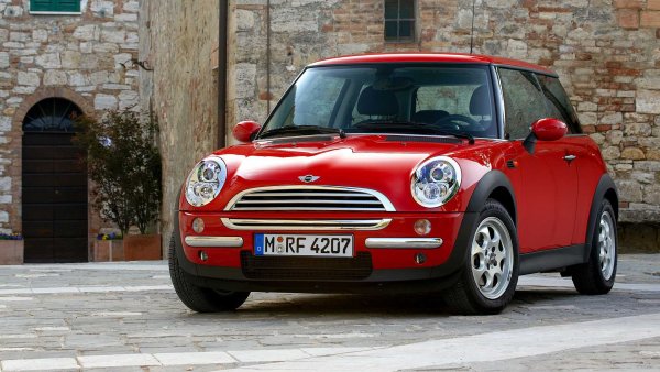 През 2004 година, MINI, за да увеличи гамата си на модела R50, произвеждан от 2003 до 2006 година, добавя версията One D, оборудвана с 4-цилиндровия турбодизел на Toyota с код 1ND-TV или 1.4 D-4D.