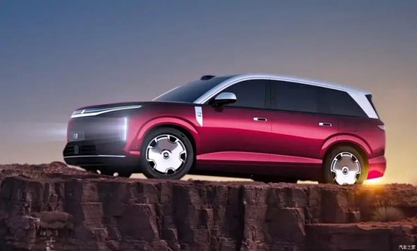 Новият BYD Great Tang е флагманският електрически кросоувър на марката. Внушителният автомобил с дължина 5,3 м е решен в новия корпоративен стил Dragon Whiskers ("Мустаците на дракона") и се отличава с оригинални, изключително тънки фарове.

Електрическият BYD Great Tang ще се предлага в две модификации: със задно задвижване и мощност от 402 к.с., и със задвижване на четирите колела със 780 к.с. Топ версията ускорява от 0 до 100 км/ч за 3,9 сек.

Кросоувърът ще бъде наличен във варианти с пробег от 850 и 950 км. Автомобилът е оборудван с пневматично окачване и завиващи задни колела. Цените ще бъдат обявени през април по време на автомобилното изложение в Пекин.
