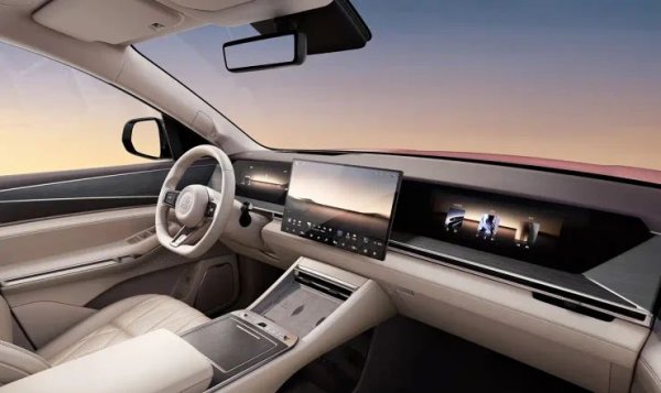 Интериорът на BYD Great Tang предлага място за седем души, а багажното отделение има обем от 252 литра. Предният панел е доминиран от три интегрирани екрана.

Оборудването включва 20-инчови джанти, система за полуавтономно шофиране, хладилник и телевизор за пътниците на задните седалки. Комфортът се допълва от аудиосистема с 27 високоговорителя, както и от електрическо задвижване на седалките и вратите.
