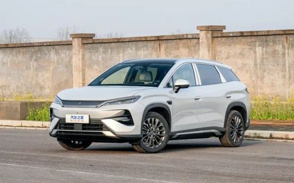 Електрическият BYD Song Ultra е достъпен семеен кросоувър с дължина от 4,85 м, чиято стартова цена е около 155 000 юана (приблизително 22 500 долара). Моделът залага на традиционния за марката визуален стил и познато оформление на интериора, доминирано от два екрана на таблото.
