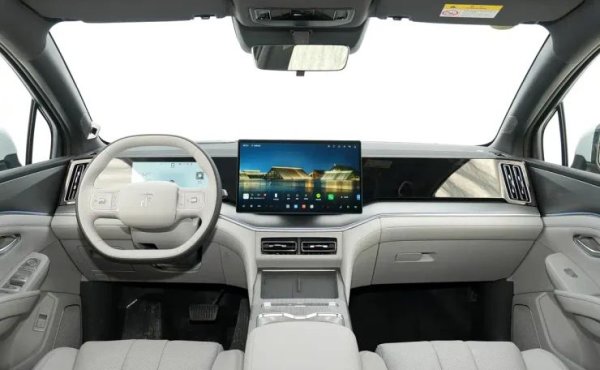 Оборудването на BYD Song Ultra включва панорамен покрив, а предните седалки се накланят напълно назад, за да докоснат възглавниците на задните и така образуват едно "легло".

Електромоторът на задната ос с мощност 362 к.с. позволява развиването на максимална скорост от 210 км/ч. Новият BYD Song Ultra ще се произвежда с батерии с капацитет 75,6 и 82,7 кВтч, които осигуряват пробег между 605 и 710 км. Окачването е подсилено с адаптивни амортисьори за по-добър комфорт и стабилност.
