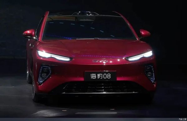 Новият BYD Seal 08 се подготвя да заеме мястото на флагман в моделната линия Ocean. Пълното представяне на електромобила предстои, като очакваната му цена ще бъде около 300 000 юана (приблизително 41 500 долара).

Със своя аеродинамичен силует и дължина от 5,1 метра, моделът е позициониран като купе с четири врати и се отличава с тънки диодни фарове. Автомобилът ще бъде оборудван със система за задвижване на четирите колела с мощност 653 к.с., а пробегът му ще достига близо 1000 км.
