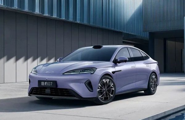 Гамата на BYD Seal 07 беше разширена - към плъгин-хибрида вече се присъединява и изцяло електрическа версия. Визуално тя се отличава с променена предна част, която подчертава електрическия ѝ характер.

Електрическият BYD Seal 07 EV е оборудван с електромотор с мощност 326 к.с. (същият като при Song Ultra) и може да развие максимална скорост от 200 км/ч. С батерията с капацитет 69 кВтч автомобилът предлага автономен пробег до 705 км.
