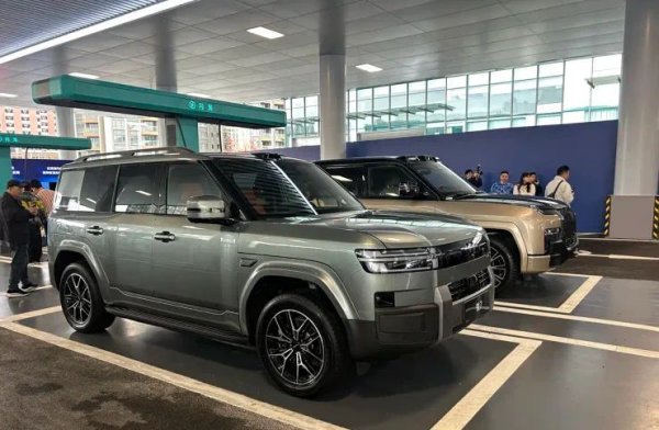 Всъдеходът Leopard Ti7 също вече се предлага в изцяло електрически вариант. Моделът излиза на пазара в две версии &ndash; със задно задвижване и мощност 408 к.с. и със задвижване на четирите колела със 700 к.с., осигуряващи пробег до 755 км. Външният вид и интериорът на петметровата машина със специфични ръбести форми остават непроменени спрямо версията с плъгин-хибридно задвижване.
