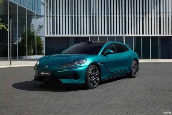 На събитието също така бяха представени специални версии с удължен пробег на вече съществуващи електрически модели. Така например, BYD Denza Z9 получи батерия с капацитет 122 кВтч и може да измине рекордните 1036 км без дозареждане. Топ версията вече разполага с мощност от 1140 к.с.. Цената започва от 269 800 юана (около 39 100 долара). 
