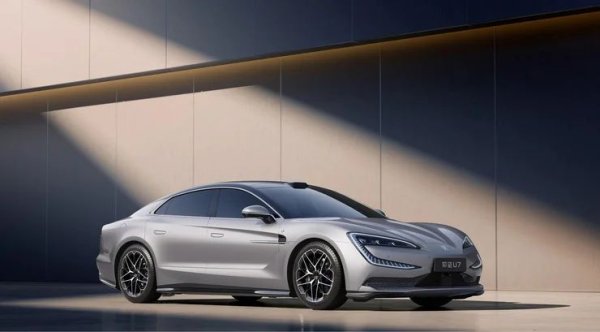 Луксозният седан Yangwang U7 вече се предлага с мощна 150-киловатчасова батерия, благодарение на която автономният му пробег достигна впечатляващите 1006 км.
