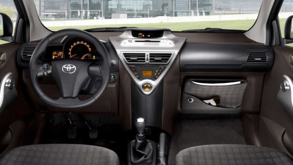 Японците от Toyota отидоха крачка напред, когато пуснаха малкия iQ, в който на арматурното табло няма място за жабка. Поради това компанията реши да инсталира един вид папка с документи, прикрепена с велкро, която водачът може да вземе със себе си, когато напусне превозното средство.
