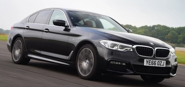 За:  Ефективни двигатели, фино шаси, просторен интериор

Против: Непривлекателен стил, често срещан  на пътя

В сравнение с изчистените форми на Audi, заоблените ръбове и набраздената повърхност на BMW не изглеждат толкова модерно. Управлява се по-остро от немския си съперник &ndash; шасито със задно задвижване на 5-та серия е ангажиращо и пъргаво в завои, но по-малките колела на SE спецификацията осигуряват гъвкаво и комфортно возене. BMW-то е и изискан круизър, като шумът от вятъра и пътя е сведен до минимум. 

