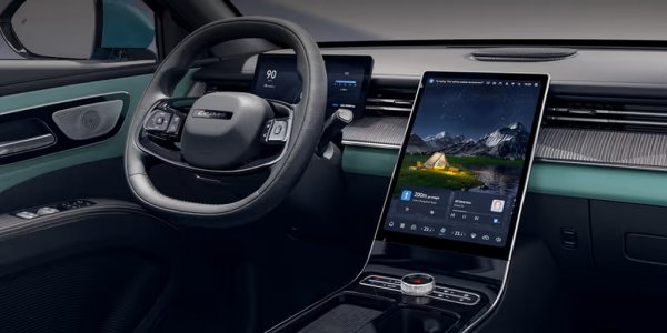 Интериорът е доминиран от 13.2-инчов централен дисплей на мултимедията, вертикално ориентиран. Отоплението и вентилацията на предните седалки е серийно оборудване, освен това L8 разполага със система за активно потискане на шума, асистент за напълно автоматично паркиране. При лансирането в Италия бе спомената цена от порядъка на 40,000 евро, но тя не е потвърдена официално за момента.  
