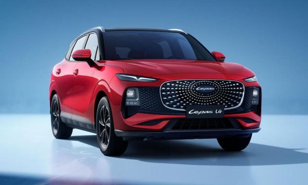 В България през третото тримесечие на тази година ще дойде чисто електрическата версия на модела, но за нея все още не са публикувани дори техническите данни. Все пак, отчитайки, че тя е на същата платформа като електрическите Omoda 5 и Jaecoo 5, можем да очакваме около 200 конски сили мощност и над 400 км пробег с едно зареждане. 
