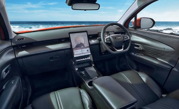 В самия край на годината трябва да се появи и плъг-ин хибрид на същата платформа. 
Информационната система ползва същия 13.2-инчов дисплей с висока резолюция, като в L8. Системата се захранва от чип Snapdragon 8155. 

