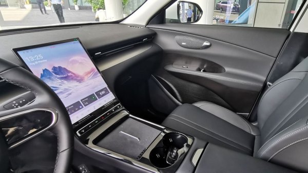 Хибридът ползва познатия 1.5-литров бензинов мотор и ще има обща мощност около 200 коня. Батерията осигурява стотина километра пробег само на ток, и 1200 км общ автономен пробег без спиране за зареждане. Ускорението от място до 100 км/ч вероятно ще е под 8 секунди. 
