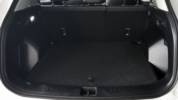 Според създателите му силен коз на този модел ще е багажникът, с обем 500 литра. Интериорът е доминиран от нов сензорен дисплей с диагонал 14.8 инча, а друг дигитален екран с 8.8 инча диагонал замества приборите пред водача. 
Цената още не е комуникирана, италиански медии цитираха сума от порядъка на 37,000 евро. 
