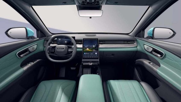 Интериорът на L8